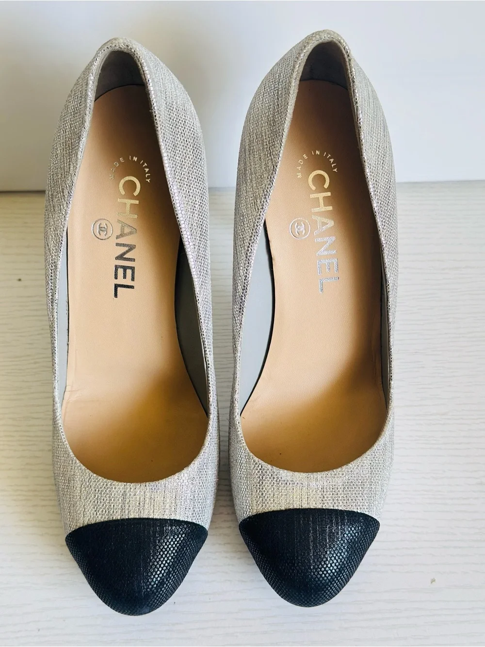 CHANEL Pumps Metallic Silver Cap Toe Textured EU 39.5 Crystal Logo Stiletto